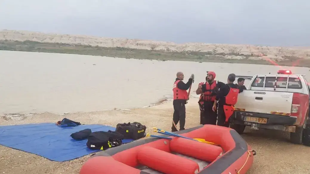 אוטובוס של נערים נקלע לשיטפון במהלך טיול בנחל צפית שבערבה. שוטרים, מתנדבים מיחידת החילוץ ערבה ומסוקים של צה"ל הוזעקו לחלץ את הנערים


