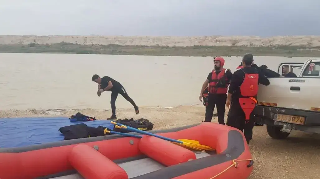 אוטובוס של נערים נקלע לשיטפון במהלך טיול בנחל צפית שבערבה. שוטרים, מתנדבים מיחידת החילוץ ערבה ומסוקים של צה"ל הוזעקו לחלץ את הנערים
אוטובוס של נערים נקלע לשיטפון במהלך טיול בנחל צפית שבערבה. שוטרים, מתנדבים מיחידת החילוץ ערבה ומסוקים של צה"ל הוזעקו לחלץ את הנערים