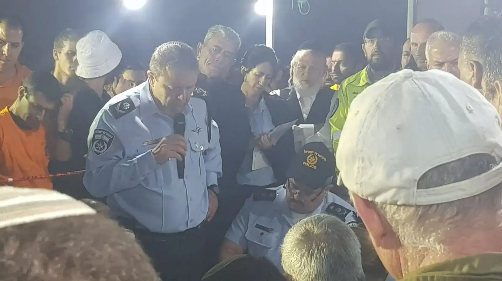 אוטובוס של נערים נקלע לשיטפון במהלך טיול בנחל צפית שבערבה. שוטרים, מתנדבים מיחידת החילוץ ערבה ומסוקים של צה"ל הוזעקו לחלץ את הנערים
- המפכ"ל רוני אלשיך במקום השטיפון -
אוטובוס של נערים נקלע לשיטפון במהלך טיול בנחל צפית שבערבה. שוטרים, מתנדבים מיחידת החילוץ ערבה ומסוקים של צה"ל הוזעקו לחלץ את הנערים
- המפכ"ל רוני אלשיך במקום השטיפון -
