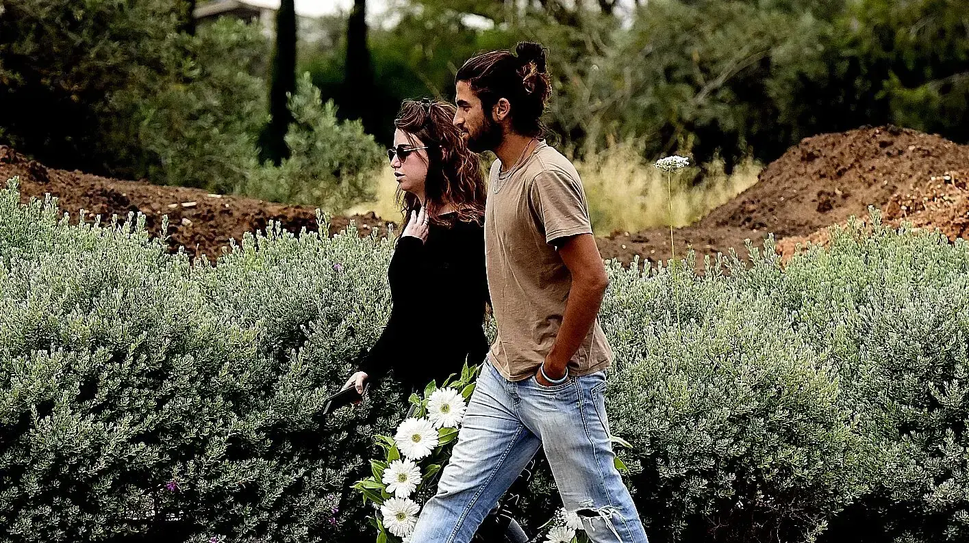 הלוויתה של שני שמיר, הרוגה מאסון השיטפון הערבה, בית העלמין בשהם, 27 באפריל 2018 הלוויתה של שני שמיר, הרוגה מאסון השיטפון הערבה, בית העלמין בשהם, 27 באפריל 2018