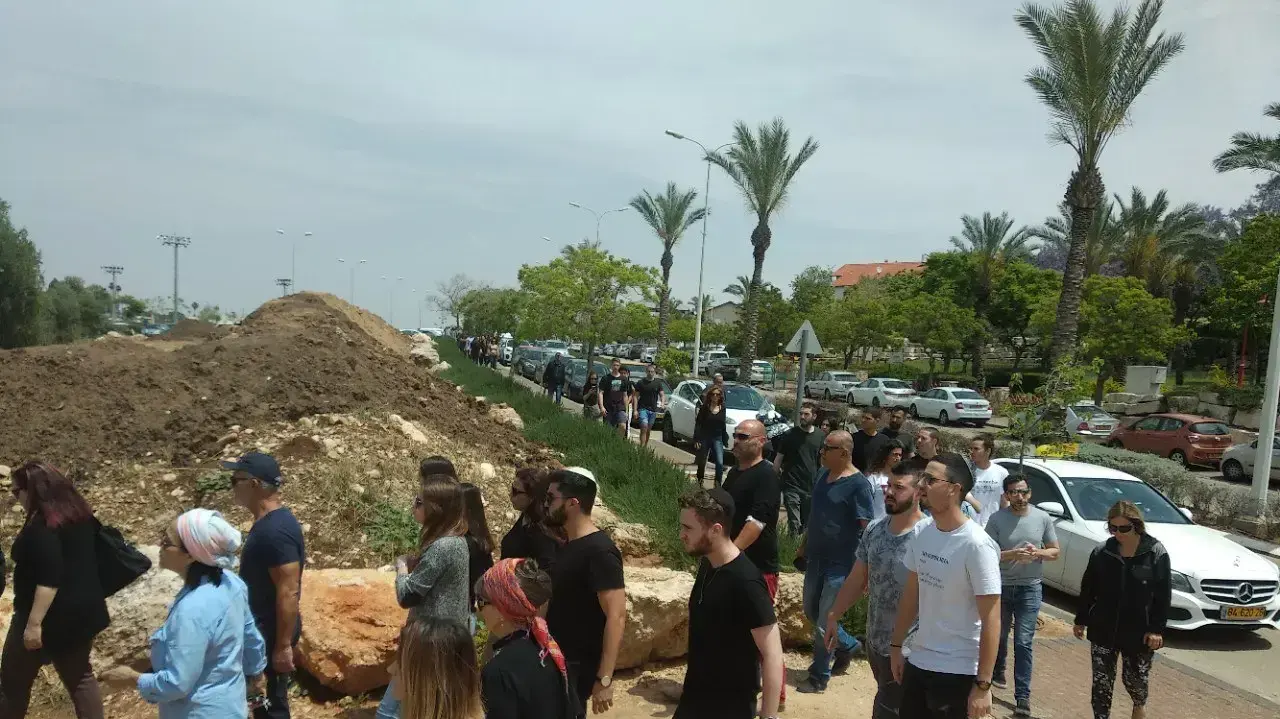 הלוויתה של אגם לוי, ממושב חרות, נהרגה באסון השיטפון בערבה, בית העלמין בתל מונד 27 באפריל 2018 הלוויתה של אגם לוי, ממושב חרות, נהרגה באסון השיטפון בערבה, בית העלמין בתל מונד 27 באפריל 2018