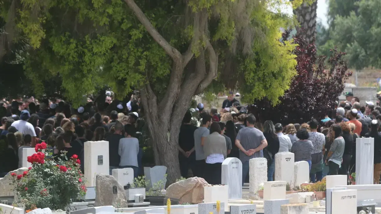 הלוויתה של אגם לוי, ממושב חרות, נהרגה באסון השיטפון בערבה, בית העלמין בתל מונד 27 באפריל 2018 הלוויתה של אגם לוי, ממושב חרות, נהרגה באסון השיטפון בערבה, בית העלמין בתל מונד 27 באפריל 2018
