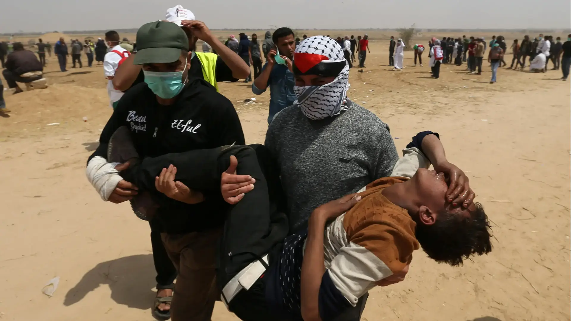 מפגין נפגע מגזע מדמיע בסמוך לגדר הגבול בדרום רצועת עזה, 27 באפריל 2018 מפגין נפגע מגזע מדמיע בסמוך לגדר הגבול בדרום רצועת עזה, 27 באפריל 2018