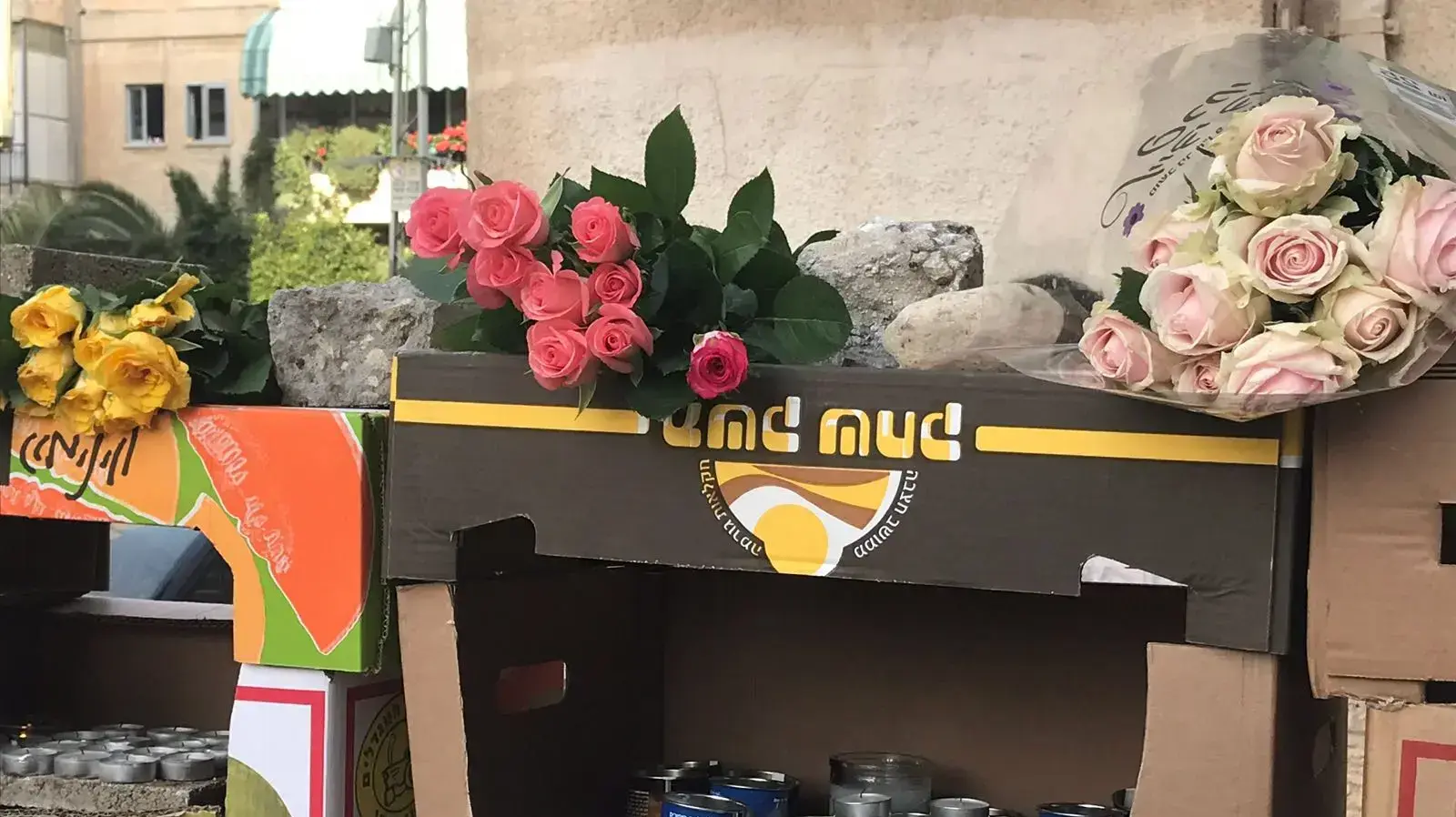 נרות ופרחים שהונחו במכינת בני ציון בתל אביב לזכר הנספים באסון השיטפון בנחל צפית, 27 באפריל 2018