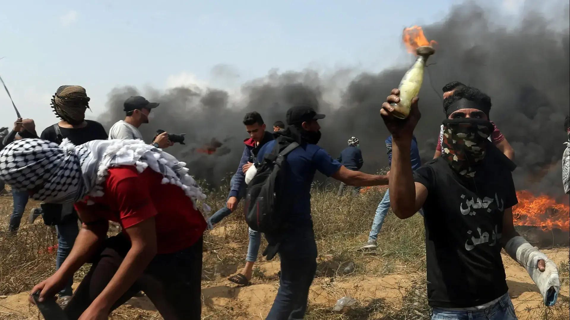 הפגנות בסמוך לגדר הגבול בדרום רצועת עזה, 27 באפריל 2018 הפגנות בסמוך לגדר הגבול בדרום רצועת עזה, 27 באפריל 2018