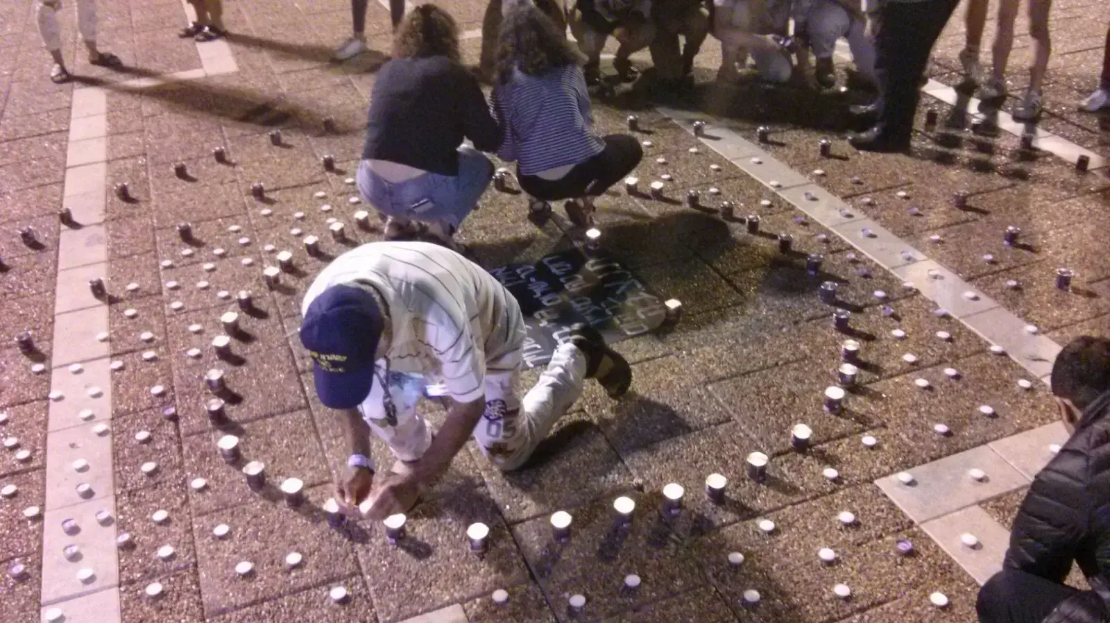הדלקת נרות בכיכר רבין לזכר 10 ההרוגים באסון השיטפון, 28 באפריל 2018 הדלקת נרות בכיכר רבין לזכר 10 ההרוגים באסון השיטפון, 28 באפריל 2018