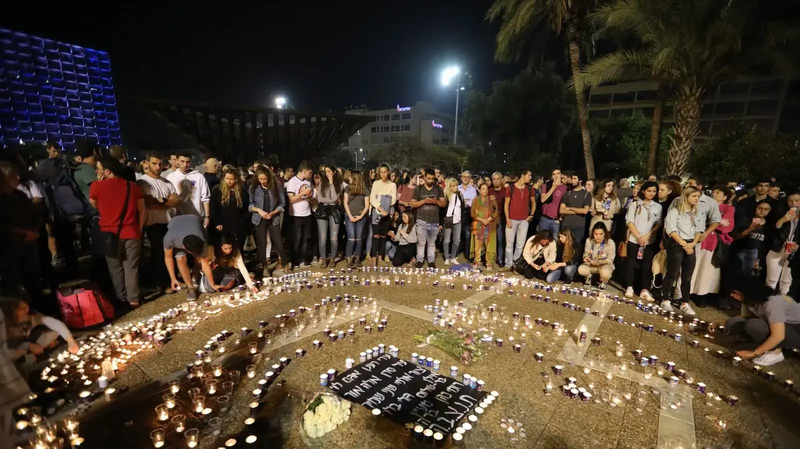 הדלקת נרות בכיכר רבין לזכר 10 ההרוגים באסון השיטפון, 28 באפריל 2018