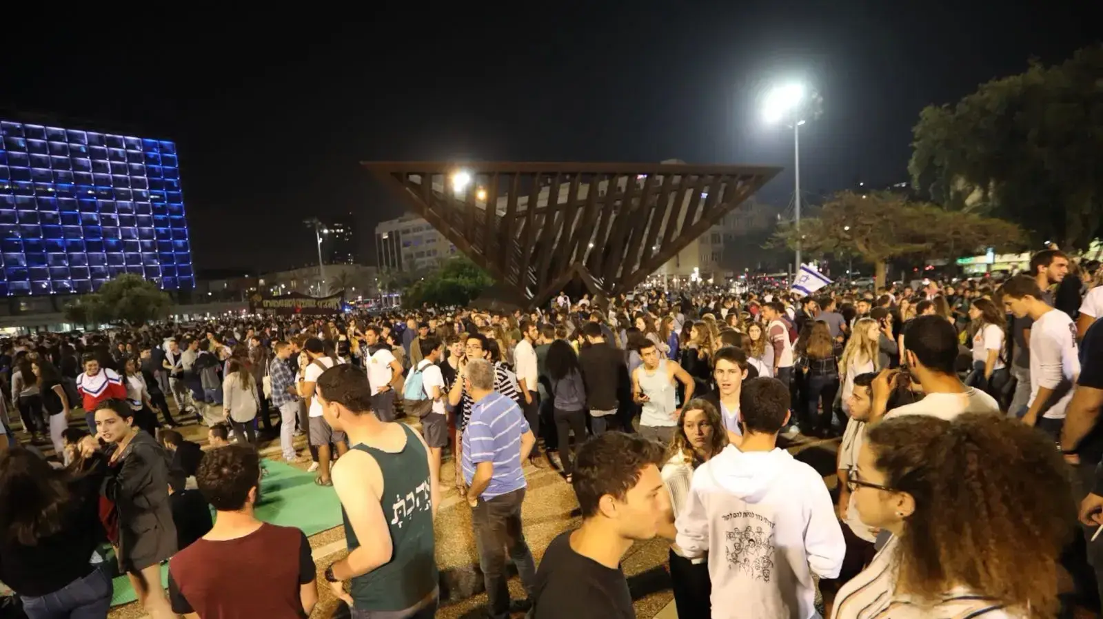 הדלקת נרות בכיכר רבין לזכר 10 ההרוגים באסון השיטפון, 28 באפריל 2018 הדלקת נרות בכיכר רבין לזכר 10 ההרוגים באסון השיטפון, 28 באפריל 2018