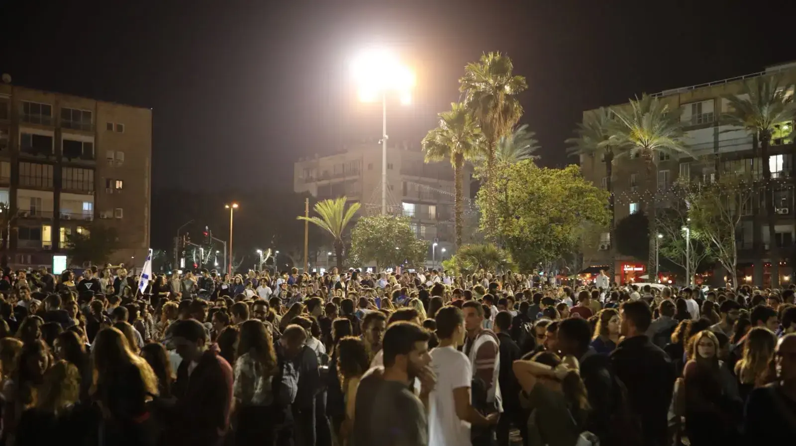 הדלקת נרות בכיכר רבין לזכר 10 ההרוגים באסון השיטפון, 28 באפריל 2018 הדלקת נרות בכיכר רבין לזכר 10 ההרוגים באסון השיטפון, 28 באפריל 2018