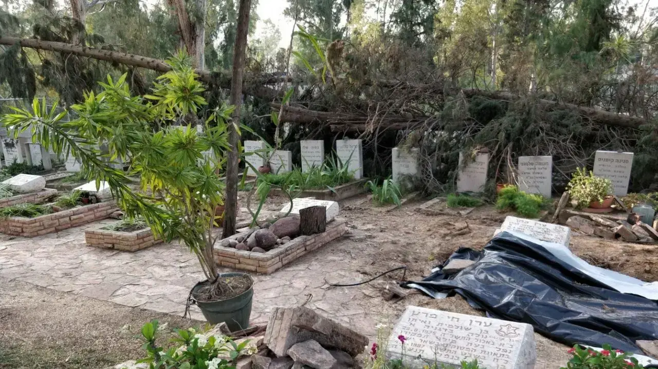 נזקים קשים לקברי חללי צה"ל בדגניה א. את היריעה הניחו אנשי משרד הביטחון שהגיעו לבחון את הנזקים, 28 באפריל 2018 נזקים קשים לקברי חללי צה"ל בדגניה א. את היריעה הניחו אנשי משרד הביטחון שהגיעו לבחון את הנזקים, 28 באפריל 2018