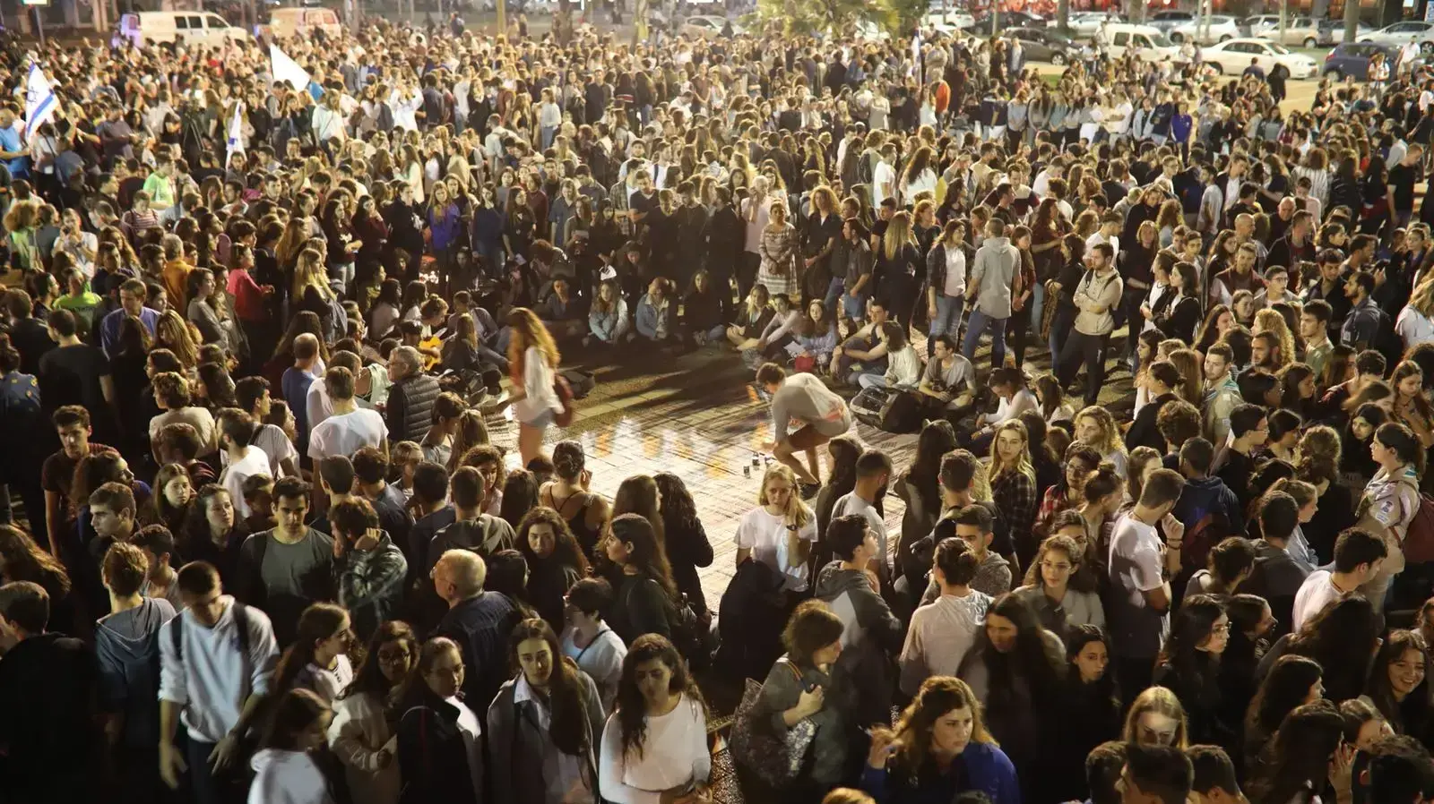 הדלקת נרות בכיכר רבין לזכר 10 ההרוגים באסון השיטפון, 28 באפריל 2018