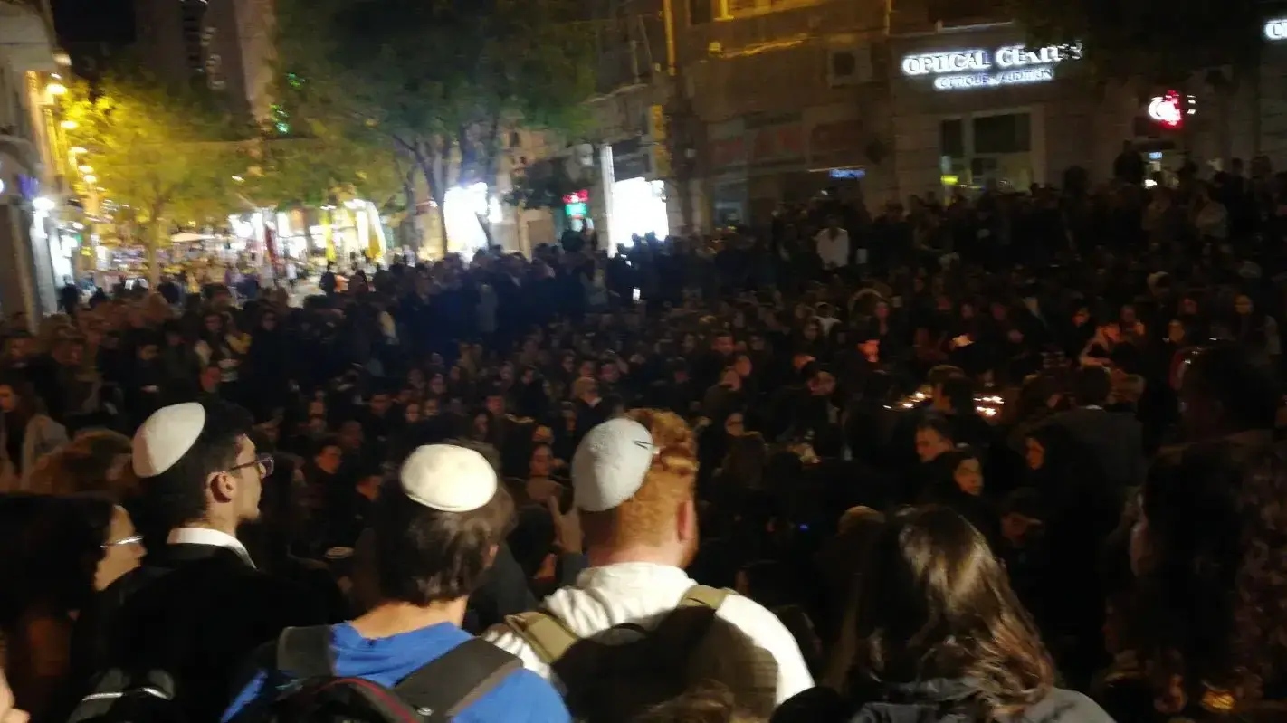 ירושלים כיכר ציון עכשיו לזכר הנספים באסון השיטפון, 28 באפריל 2018 ירושלים כיכר ציון עכשיו לזכר הנספים באסון השיטפון, 28 באפריל 2018