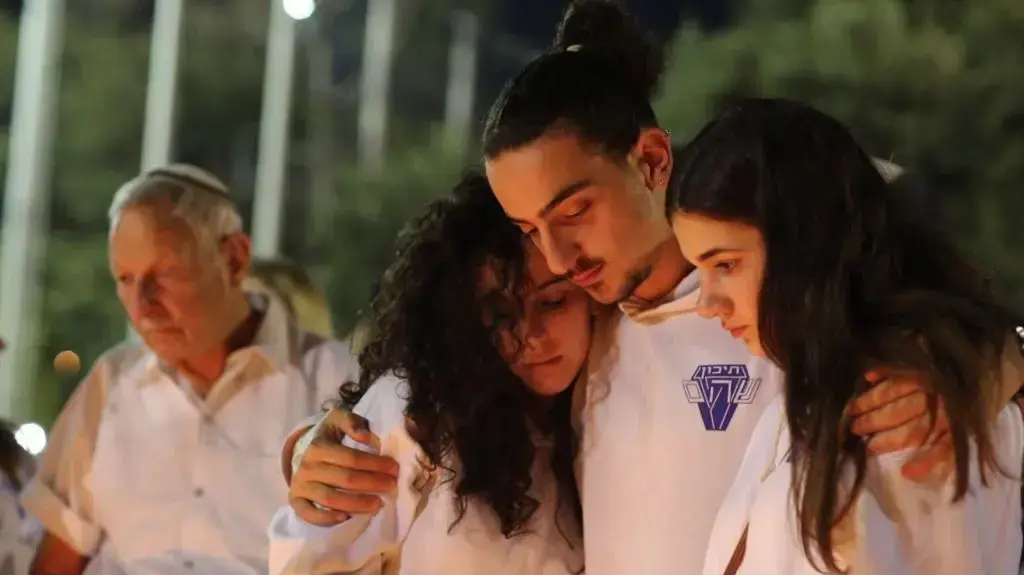 הדלקת נרות בכיכר רבין לזכר 10 ההרוגים באסון השיטפון, 28 באפריל 2018 הדלקת נרות בכיכר רבין לזכר 10 ההרוגים באסון השיטפון, 28 באפריל 2018
