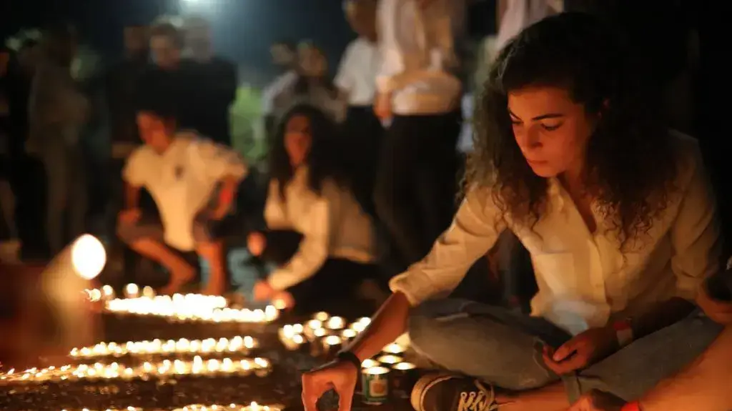 הדלקת נרות בכיכר רבין לזכר 10 ההרוגים באסון השיטפון, 28 באפריל 2018 הדלקת נרות בכיכר רבין לזכר 10 ההרוגים באסון השיטפון, 28 באפריל 2018