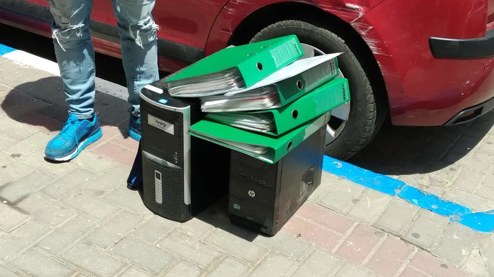 חומרי החקירה שהגיעו לקחת חוקרי המשטרה מהמיכנה הקדם צבאית בתל אביב חומרי החקירה שהגיעו לקחת חוקרי המשטרה מהמיכנה הקדם צבאית בתל אביב
