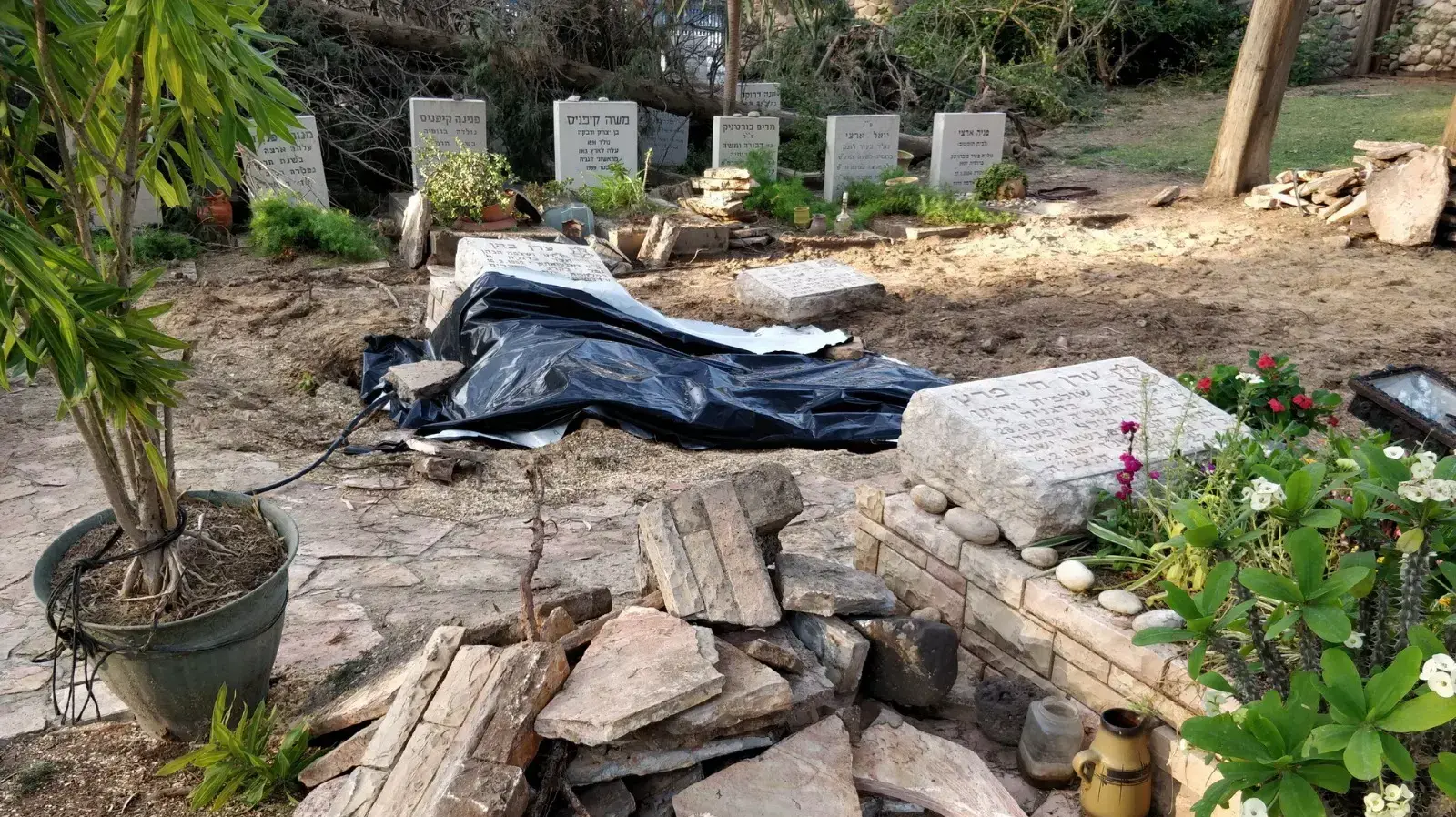  נזקים קשים לקברי חללי צה"ל בדגניה א 