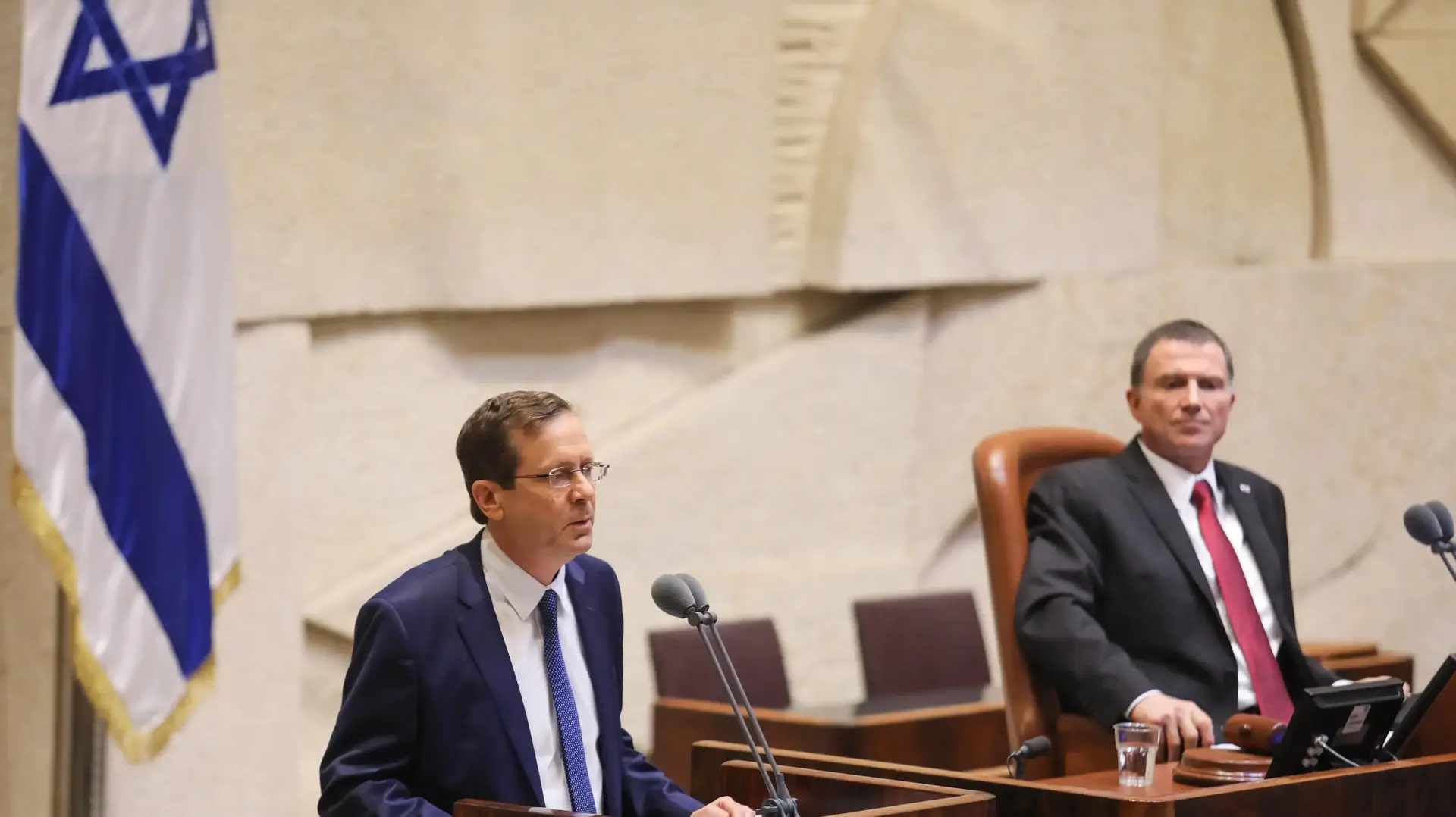 יצחק הרצוג במהלך מליאת הכנסת 30 באפריל 2018 יצחק הרצוג במהלך מליאת הכנסת 30 באפריל 2018