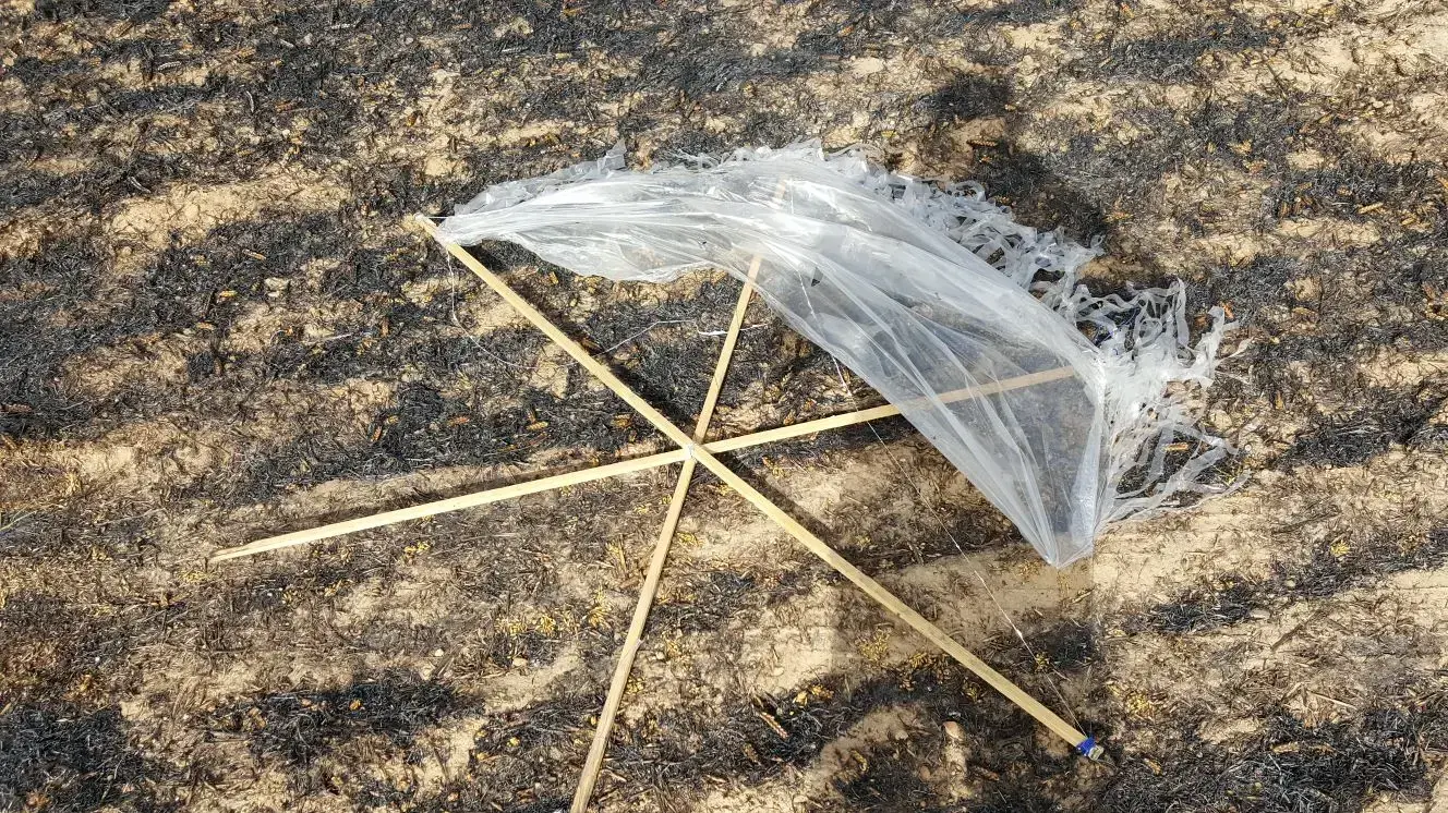 עפיפוני תבערה שהגיעו מרצועת עזה גרמו לשריפת ענק ביער בארי
עפיפוני תבערה שהגיעו מרצועת עזה גרמו לשריפת ענק ביער בארי