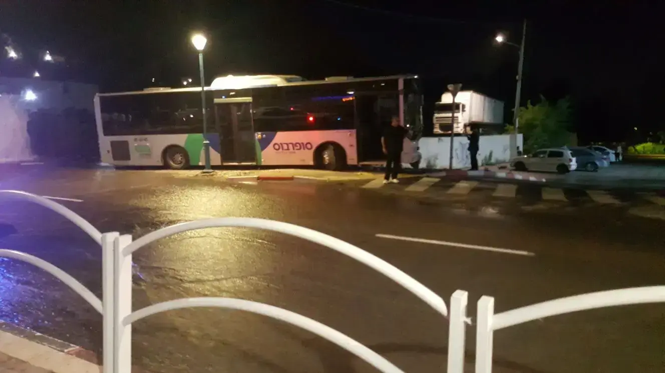 אוטובוס שהידרדר ופגע בקיר בעפולה לאחר שנהגו נדקר, 2 במאי 2018 אוטובוס שהידרדר ופגע בקיר בעפולה לאחר שנהגו נדקר, 2 במאי 2018