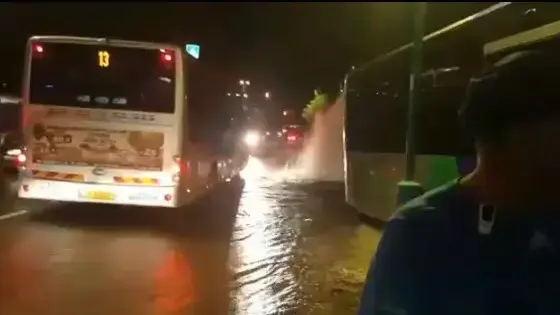 אוטובוס שהידרדר ופגע בקיר בעפולה לאחר שנהגו נדקר, 2 במאי 2018 אוטובוס שהידרדר ופגע בקיר בעפולה לאחר שנהגו נדקר, 2 במאי 2018