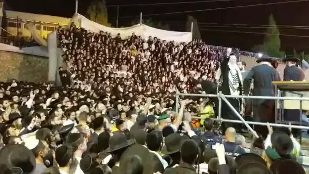 בחסות המדינה -תיעוד: חרף הביקורת, הרב ברלנד, שהורשע בעבירות מין בנשים, הדליק מדורה בהילולה בהר מירון