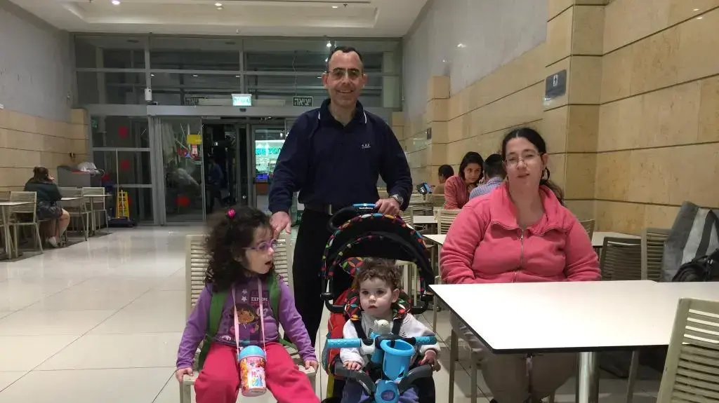 ד"ר דוד קוזארו - עבר פגיעת ראש קשה בעת שירותו הסדיר, והיום, 19 שנים אחרי אותה תאונה מזוויעה, שב לצה"ל כרופא מתנדב ביחידת המילואים של חיל הרפואה ד"ר דוד קוזארו - עבר פגיעת ראש קשה בעת שירותו הסדיר, והיום, 19 שנים אחרי אותה תאונה מזוויעה, שב לצה"ל כרופא מתנדב ביחידת המילואים של חיל הרפואה