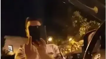 נער בן 18, מצלם שוטרים שנתנו לו דוח על הפרעה לציבור נער בן 18, מצלם שוטרים שנתנו לו דוח על הפרעה לציבור