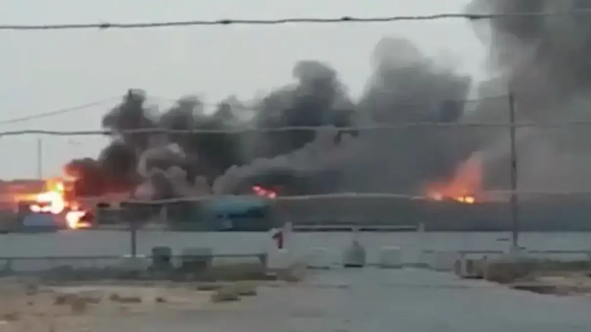 פלסטינים מציתים את גדר מעבר כרם שלום ופורצים לחלקו העזתי - 4 במאי 2018