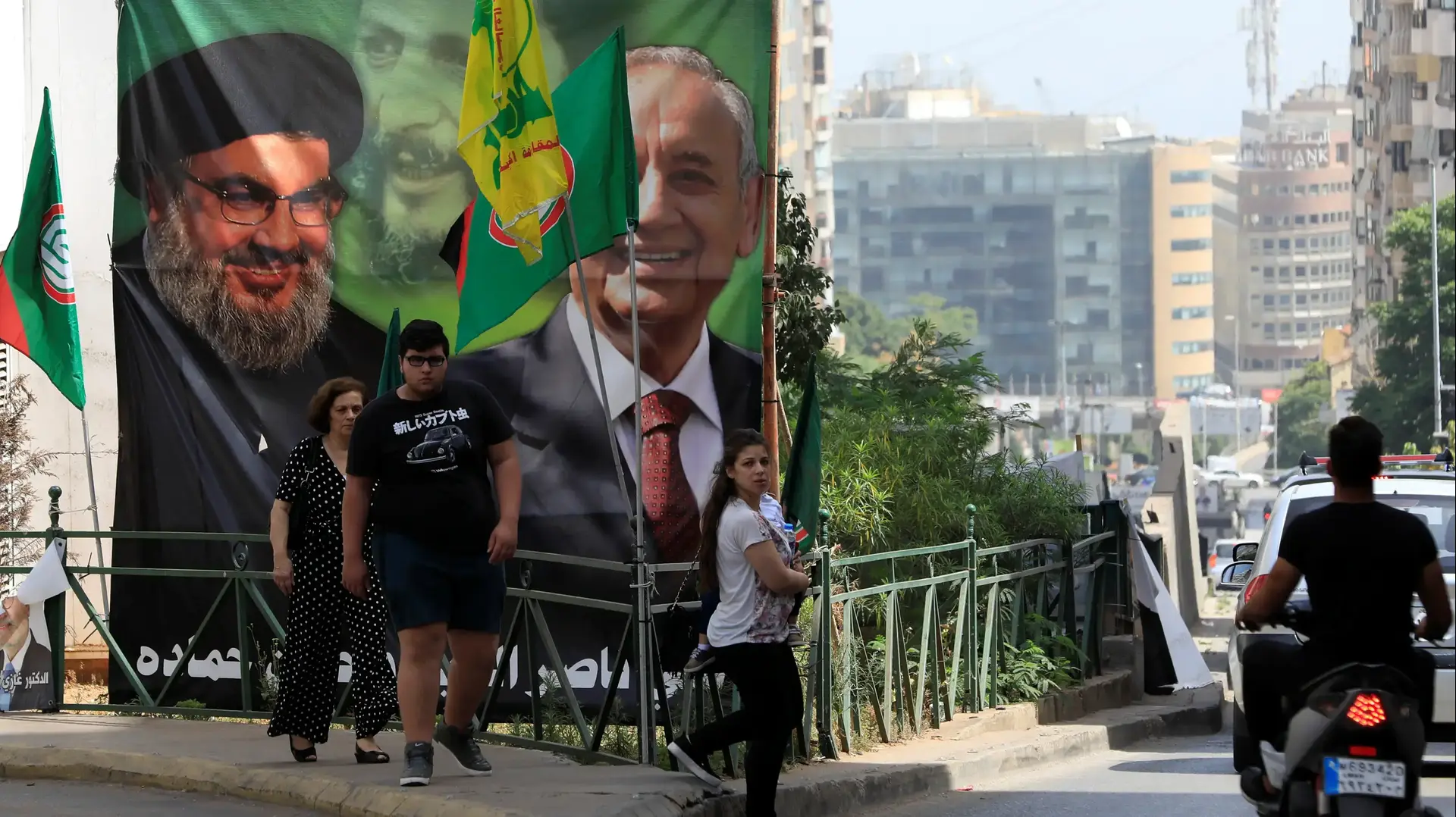 כרזת תמיכה ביו"ר הפרלמנט נביה ברי ובמזכ"ל חיזבאללה חסן נסראללה בביירות, לבנון, מאי 2015