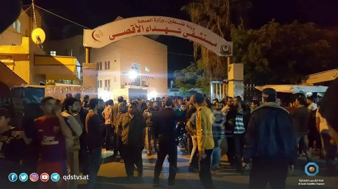 מחוץ לבית חולים הפלסטיני שאליו הובאו נפגעי הפיצוץ במרכז הרצועה ב-5 במאי 2018