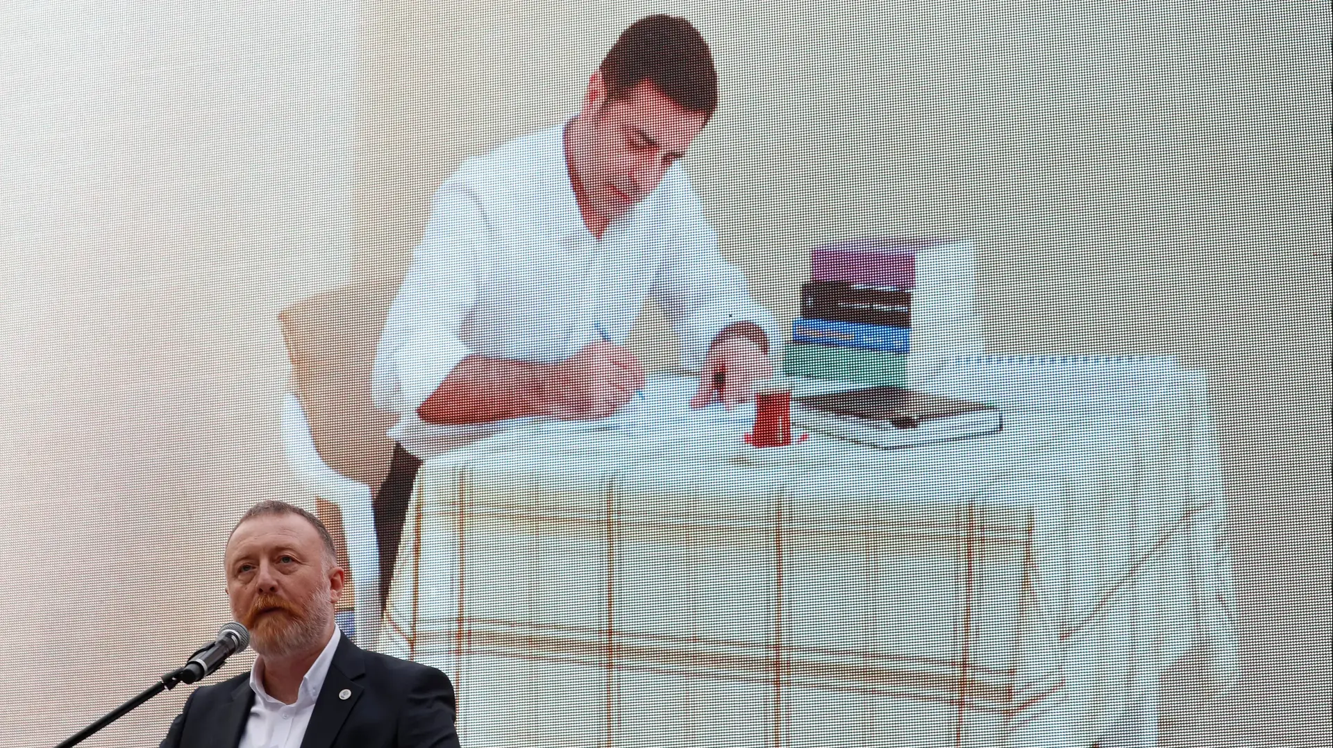 מנהיגה לשעבר של מפלגת HDP הפרו-כורדית סלהאטין דמירטאש (בלבן) מוצג כמועמדה בבחירות לנשיאות טורקיה, מאי 2018