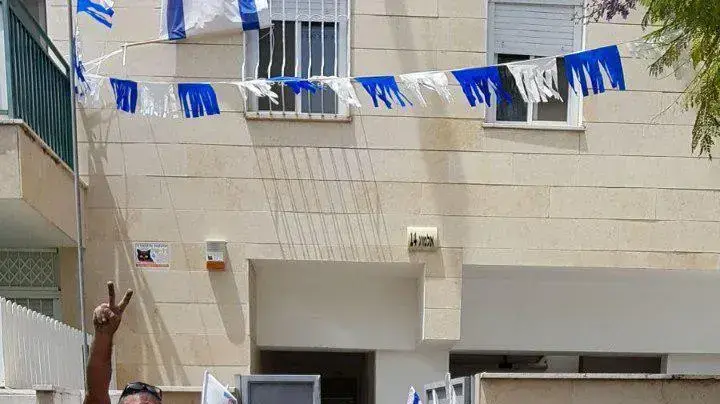 דגלים ושלטים בבית משפטת אזריה לקראת שחרור בנם אלאור - 7 במאי 2018