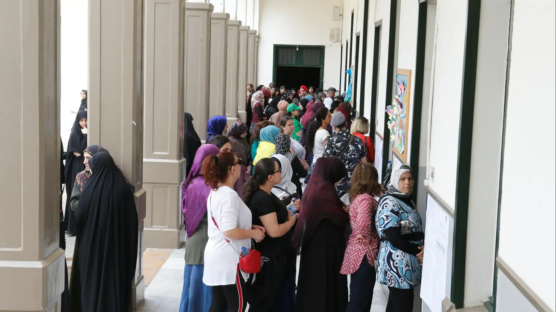 נשים בתור לאחד מהקלפיות בביירות במהלך בחירות לפרלמנט בלבנון 7 במאי 2018 נשים בתור לאחד מהקלפיות בביירות במהלך בחירות לפרלמנט בלבנון 7 במאי 2018