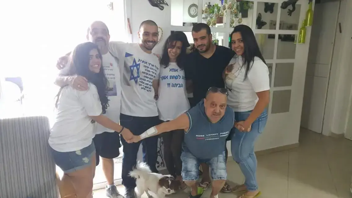 משפחת אזריה לאחר שחרורו של אלאור אזריה משפחת אזריה לאחר שחרורו של אלאור אזריה