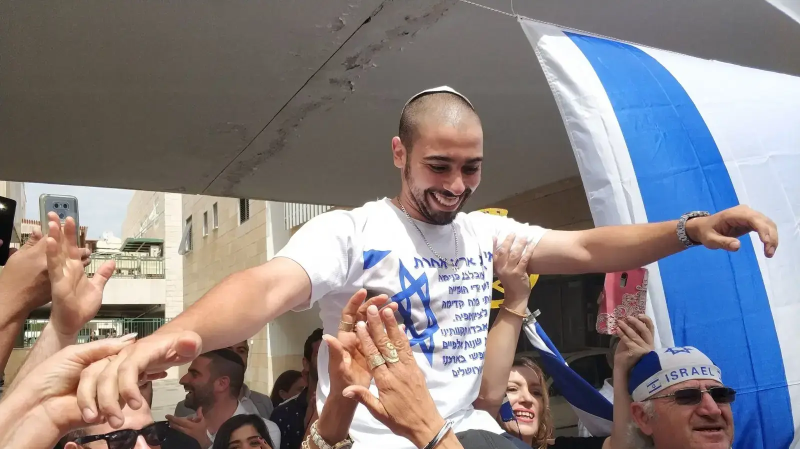 אלאור עזריה מחוץ לבית משפחת אזריה לאחר שחרורו, רמלה, 7 במאי 2018 אלאור עזריה מחוץ לבית משפחת אזריה לאחר שחרורו, רמלה, 7 במאי 2018