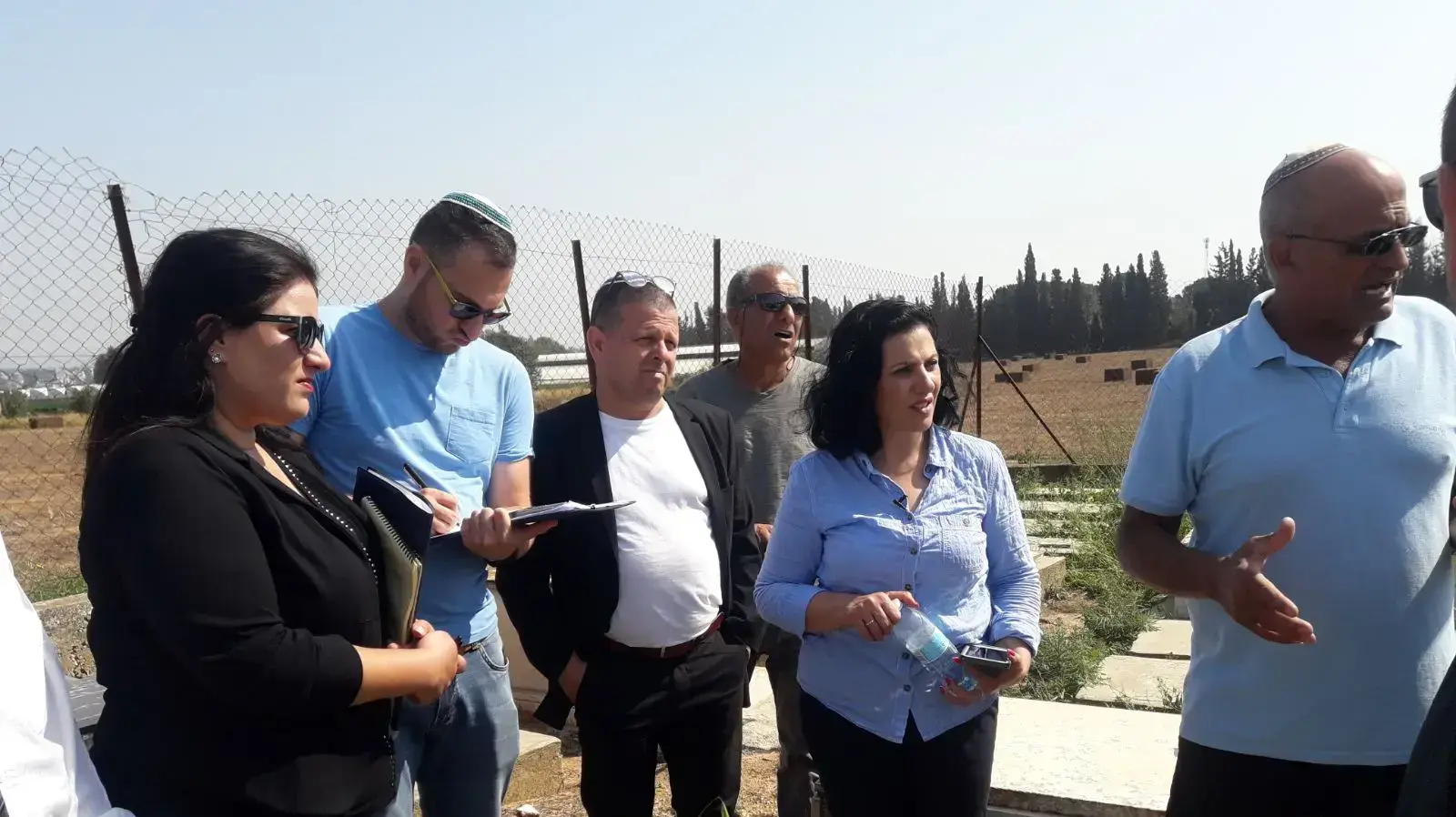 חברי הכנסת נורית קורן איתן כבל ויתר חברי הוועדה לחקר היעלמות ילדי תימן, המזרח והבלקן בסיור בבית העלמין בכרכור, 30 באפריל 2018