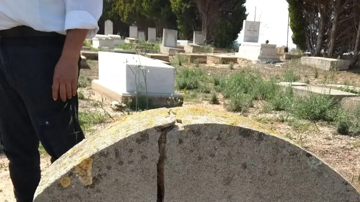 מצבות נטושות ועזובות בבית העלמין בכרכור, 30 באפריל 2018 מצבות נטושות ועזובות בבית העלמין בכרכור, 30 באפריל 2018