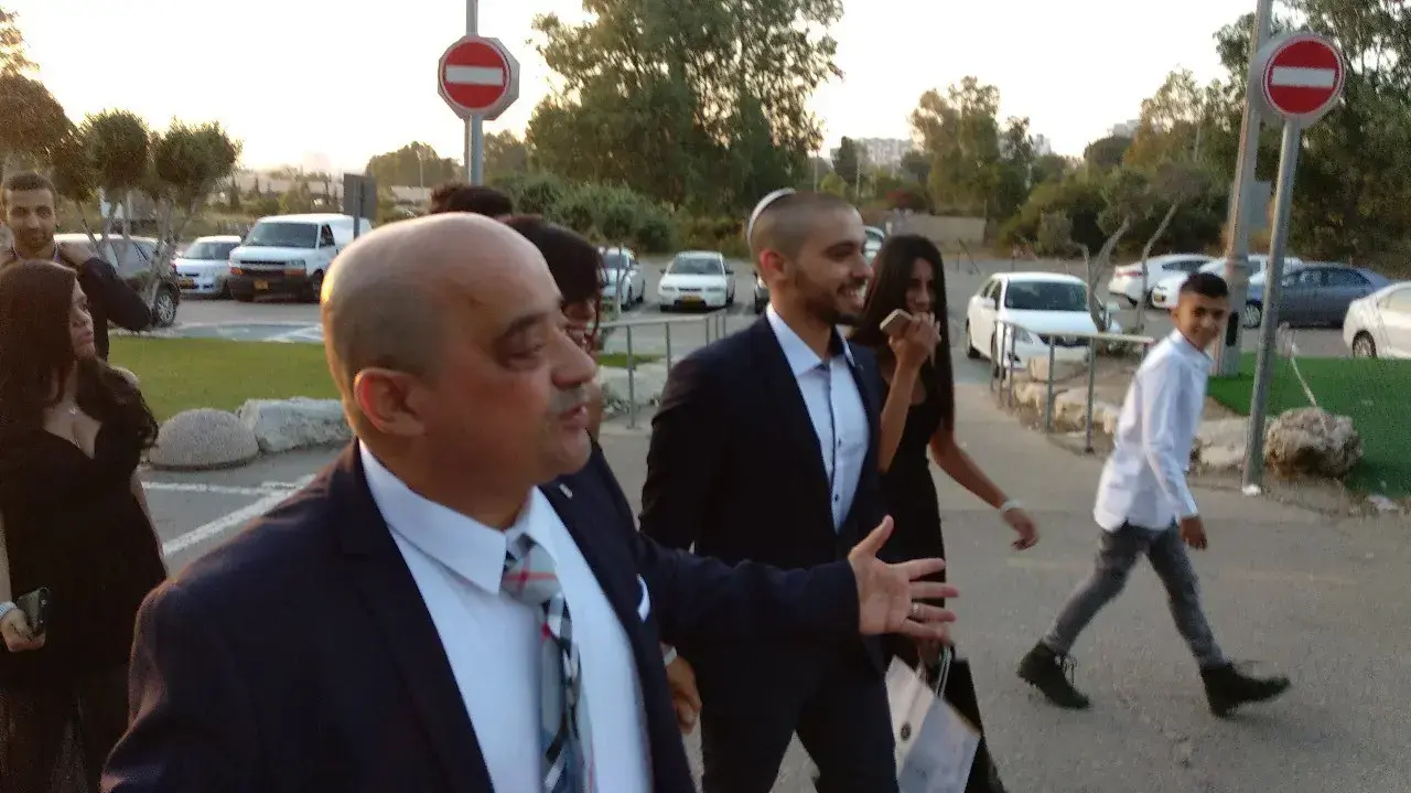 אלאור אזריה מלווה בבני משפחתו הגיעו לחתונת אחיו אדיר בחצר נצר, נצר סירני