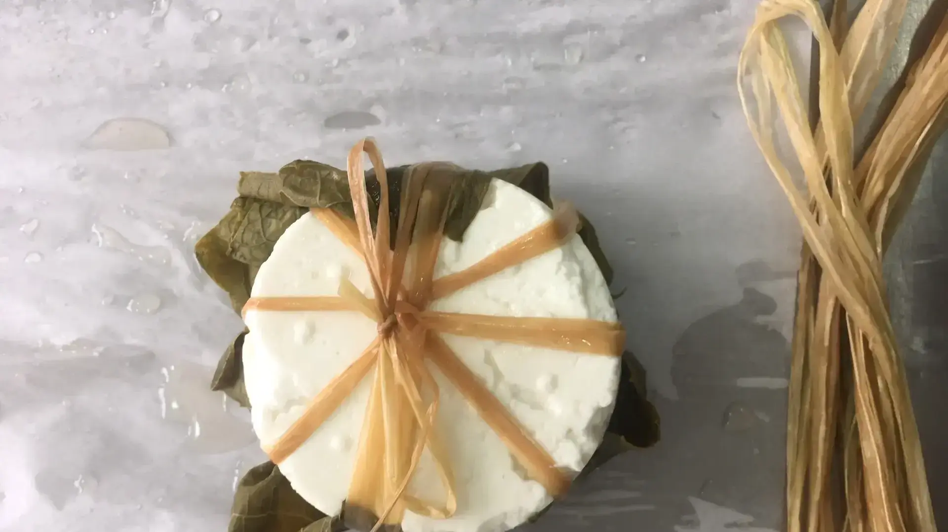 גבינת עיזים חצי קשה עטופה בעלה גפן גבינת עיזים חצי קשה עטופה בעלה גפן