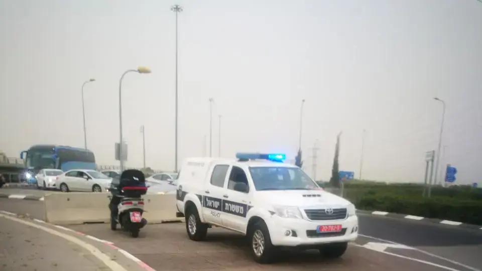 חסימות כבישים ורכבי משטרה בעיר מרכזית שבה נערך אירוע ביטחוני ב-10 במאי 2018 חסימות כבישים ורכבי משטרה בעיר מרכזית שבה נערך אירוע ביטחוני ב-10 במאי 2018