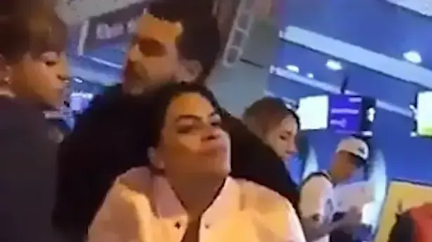 תפסה את בעלה והמאהבת בשדה התעופה