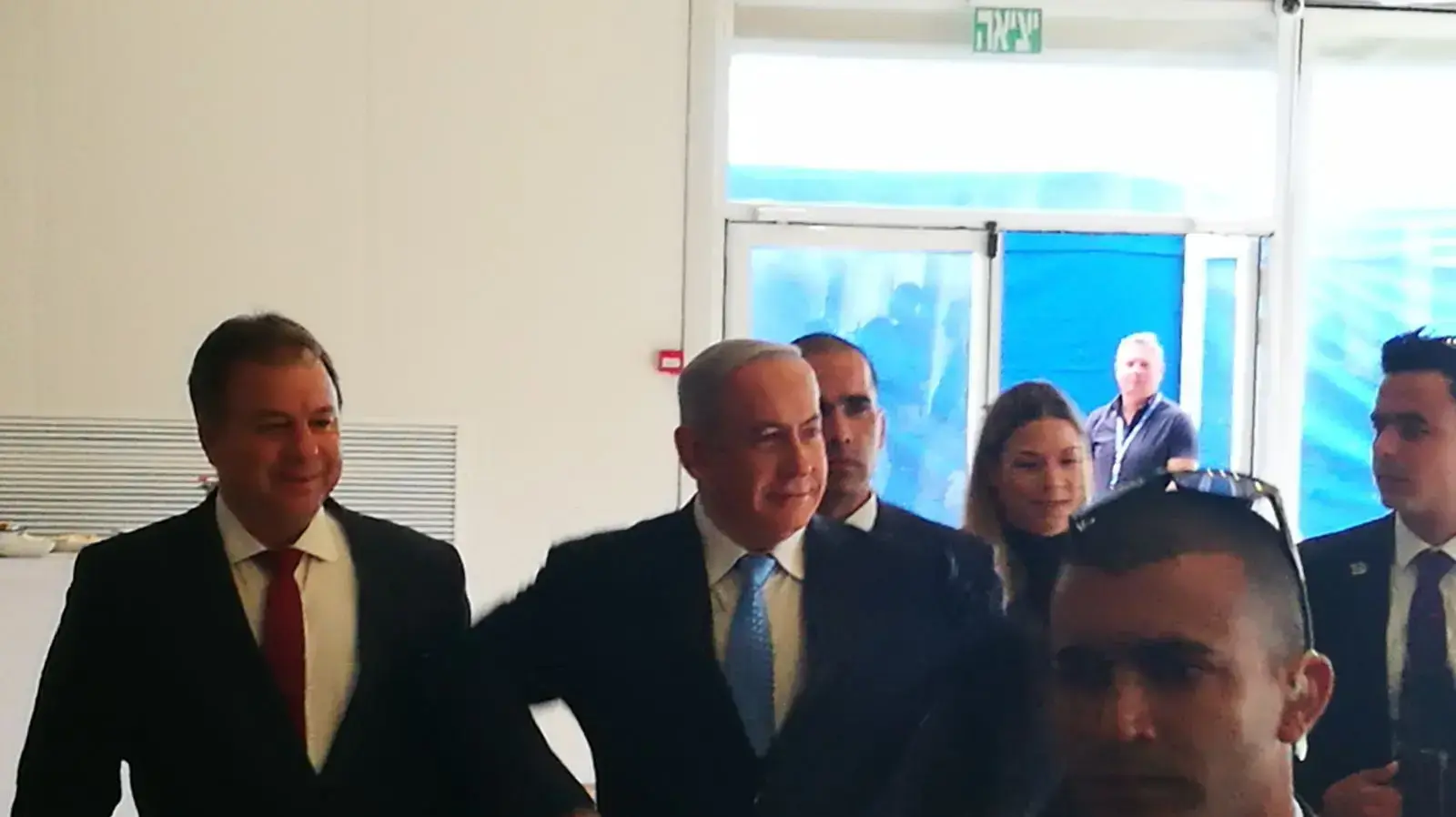 רה"מ, ביבי נתניהו, במחוה לנטע בריזלי עם תנועת התרנגול בפתח ישיבת הממשלה 13 במאי 2018 רה"מ, ביבי נתניהו, במחוה לנטע בריזלי עם תנועת התרנגול בפתח ישיבת הממשלה 13 במאי 2018
