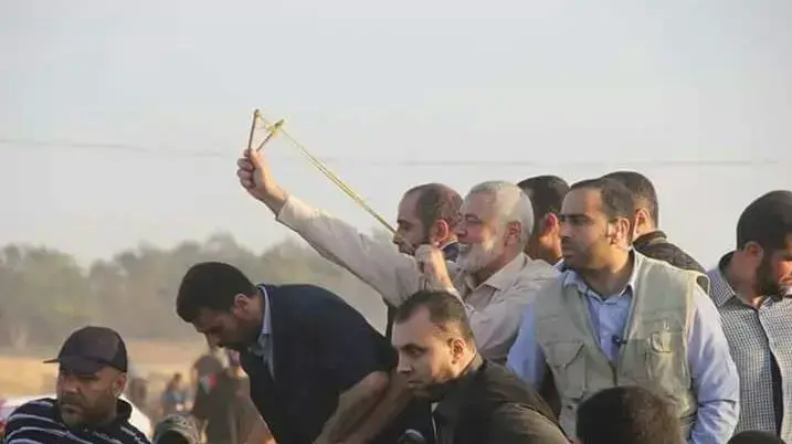 ראש הלשכה המדינית של חמאס אסמאעיל הנייה עם רוגטה במהלך הפגנות בגבול רצ"ע 13 במאי 2018