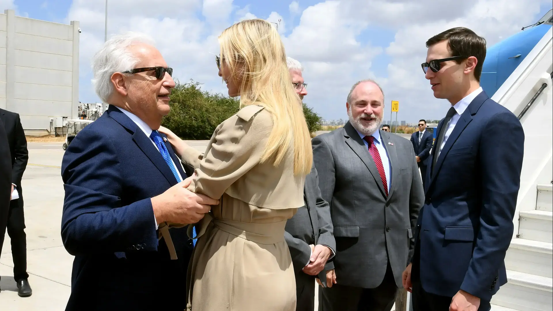 שגריר ארה"ב בישראל דייוויד פרידמן מברך את היועצת הבכירה של הבית הלבן, איוונקה טראמפ וג'ארד קושנר ,עם נחיתתם בישראל 13 במאי 2018
שגריר ארה"ב בישראל דייוויד פרידמן מברך את היועצת הבכירה של הבית הלבן, איוונקה טראמפ וג'ארד קושנר ,עם נחיתתם בישראל 13 במאי 2018
