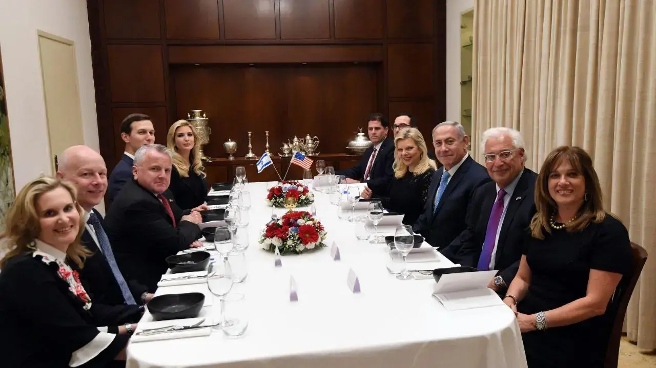 ראש הממשלה בנימין נתניהו ורעייתו הגב' שרה נתניהו מארחים כעת לארוחת ערב את המשלחת האמריקנית, במעון רה"מ בירושלים. ראש הממשלה בנימין נתניהו ורעייתו הגב' שרה נתניהו מארחים כעת לארוחת ערב את המשלחת האמריקנית, במעון רה"מ בירושלים.