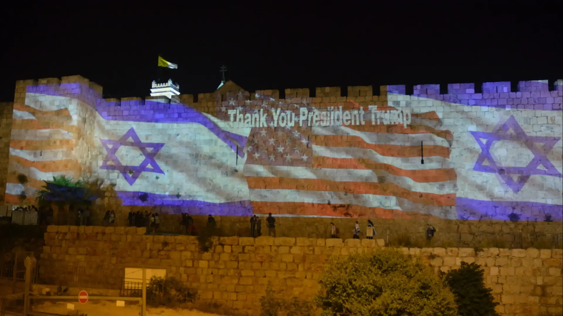 חומות העיר העתיקה בירושלים הוארו בדגלי ארה"ב וישראל לרגל מעבר השגרירות - 13 במאי 2008 חומות העיר העתיקה בירושלים הוארו בדגלי ארה"ב וישראל לרגל מעבר השגרירות - 13 במאי 2008