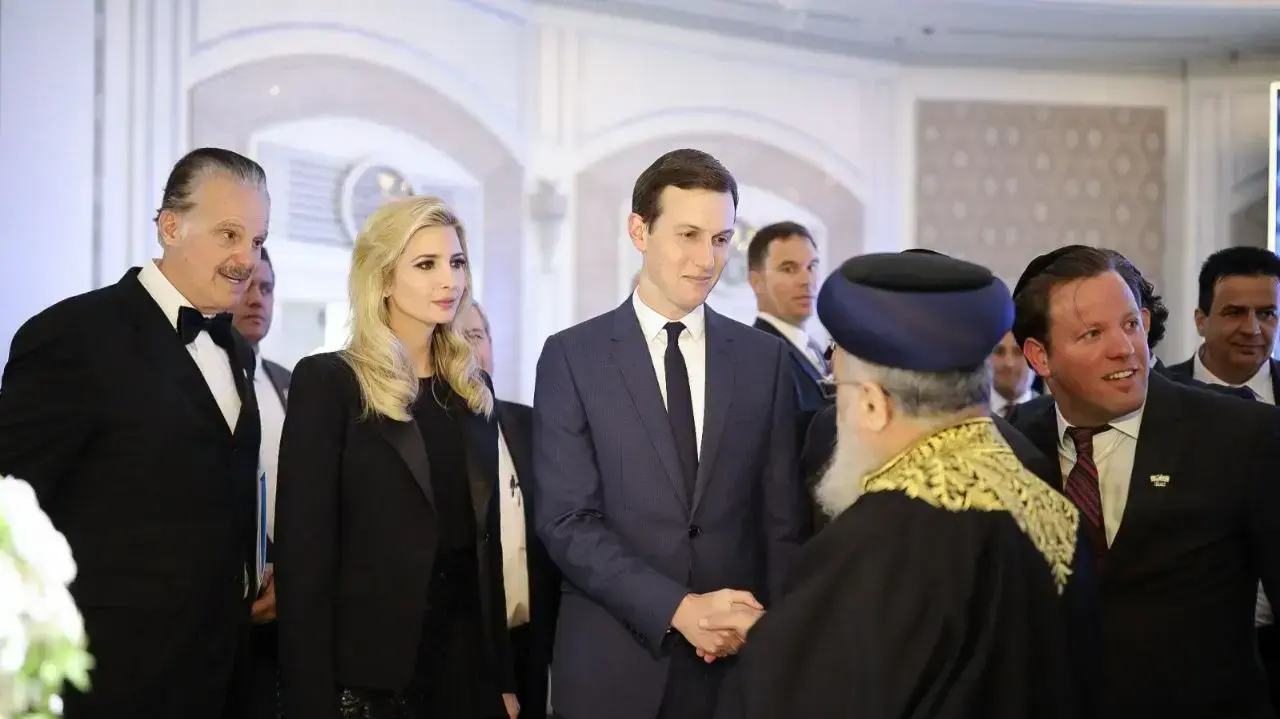 איוונקה טראמפ, ג'ארד קושנר, הכומר מייק אוונס והרב הראשי יצחק יוסף באירוע של ארגון ידידי מוזיאון ישראל בירושלים, 13 במאי 2018 איוונקה טראמפ, ג'ארד קושנר, הכומר מייק אוונס והרב הראשי יצחק יוסף באירוע של ארגון ידידי מוזיאון ישראל בירושלים, 13 במאי 2018