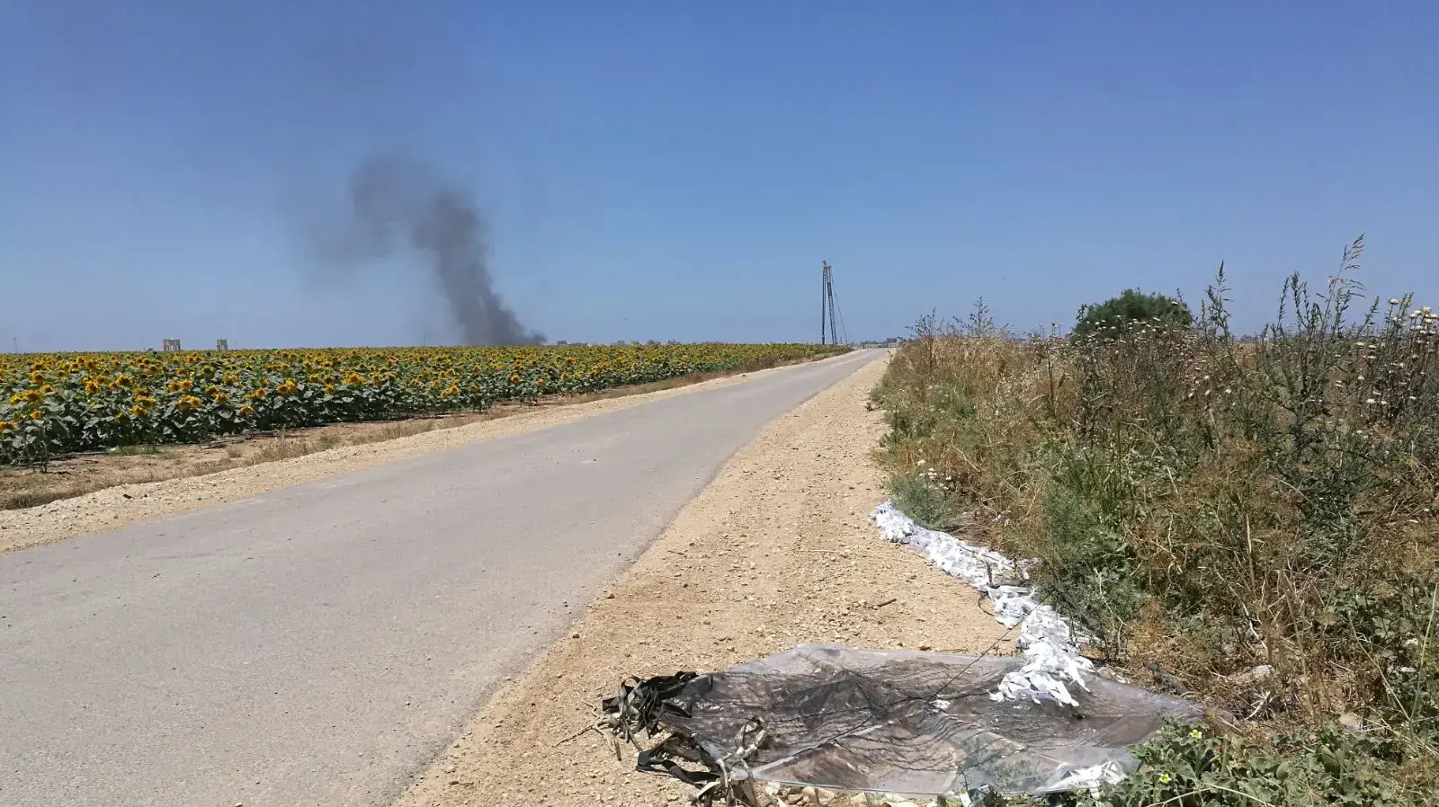 עפיפון תבערה בשטח, ליד קיבוץ נחל עוז, 14 במאי 2018 עפיפון תבערה בשטח, ליד קיבוץ נחל עוז, 14 במאי 2018