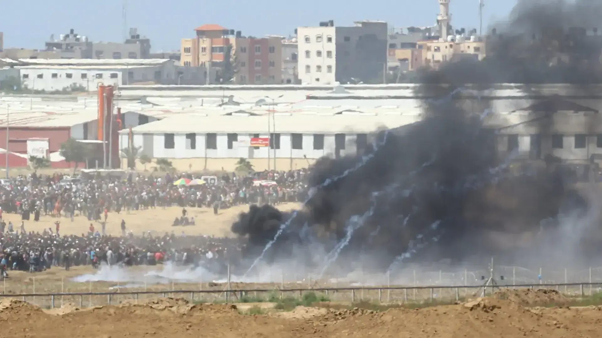 הפגנת פלסטינים בגבול הרצועה במחאה על מעבר שגרירות ארה"ב לירושלים 14 במאי 2018 הפגנת פלסטינים בגבול הרצועה במחאה על מעבר שגרירות ארה"ב לירושלים 14 במאי 2018