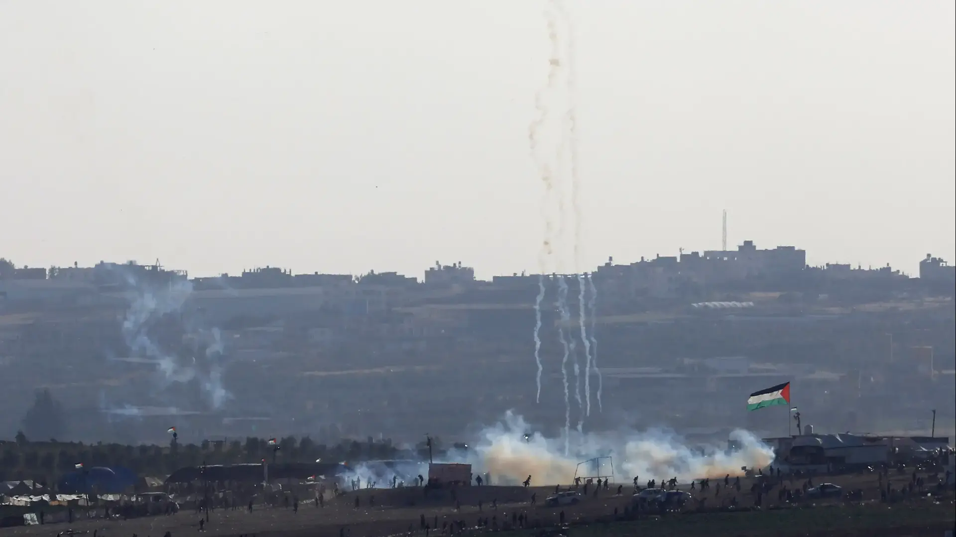 הפגנת פלסטינים בגבול הרצועה במחאה על מעבר שגרירות ארה"ב לירושלים 14 במאי 2018 הפגנת פלסטינים בגבול הרצועה במחאה על מעבר שגרירות ארה"ב לירושלים 14 במאי 2018